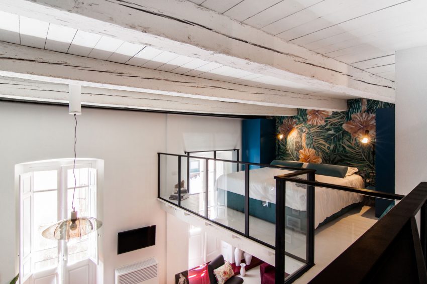 08-casa-com-cores-intensas-e-cheia-de-surpresas-no-decor