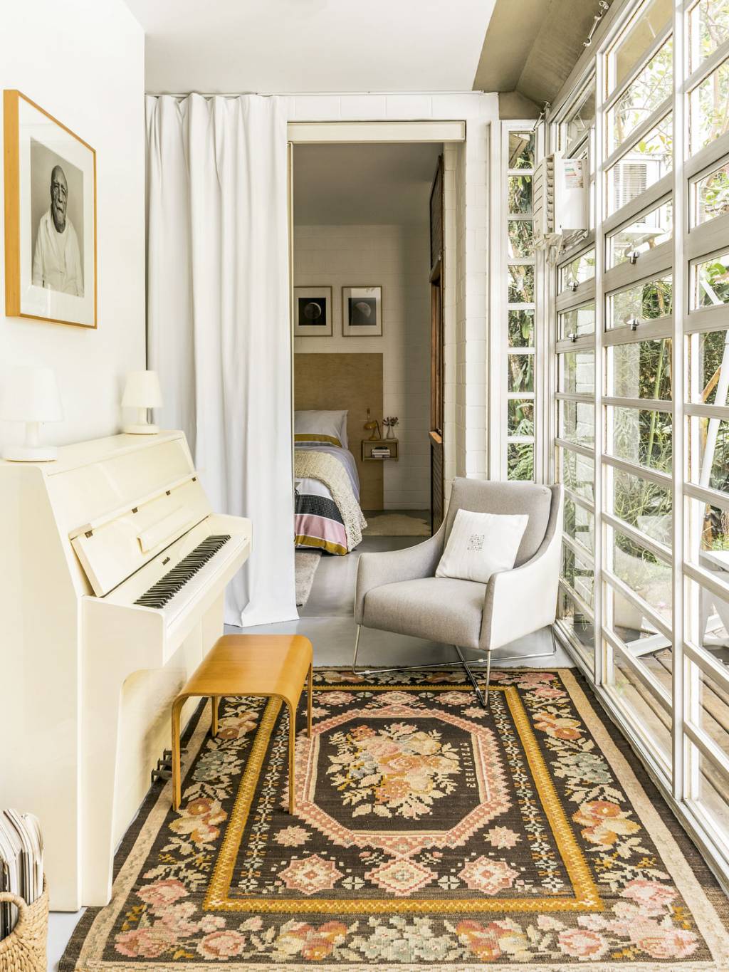 Casa em SP dominada por um tropicalismo à francesa Casa em SP dominada por um tropicalismo à francesa