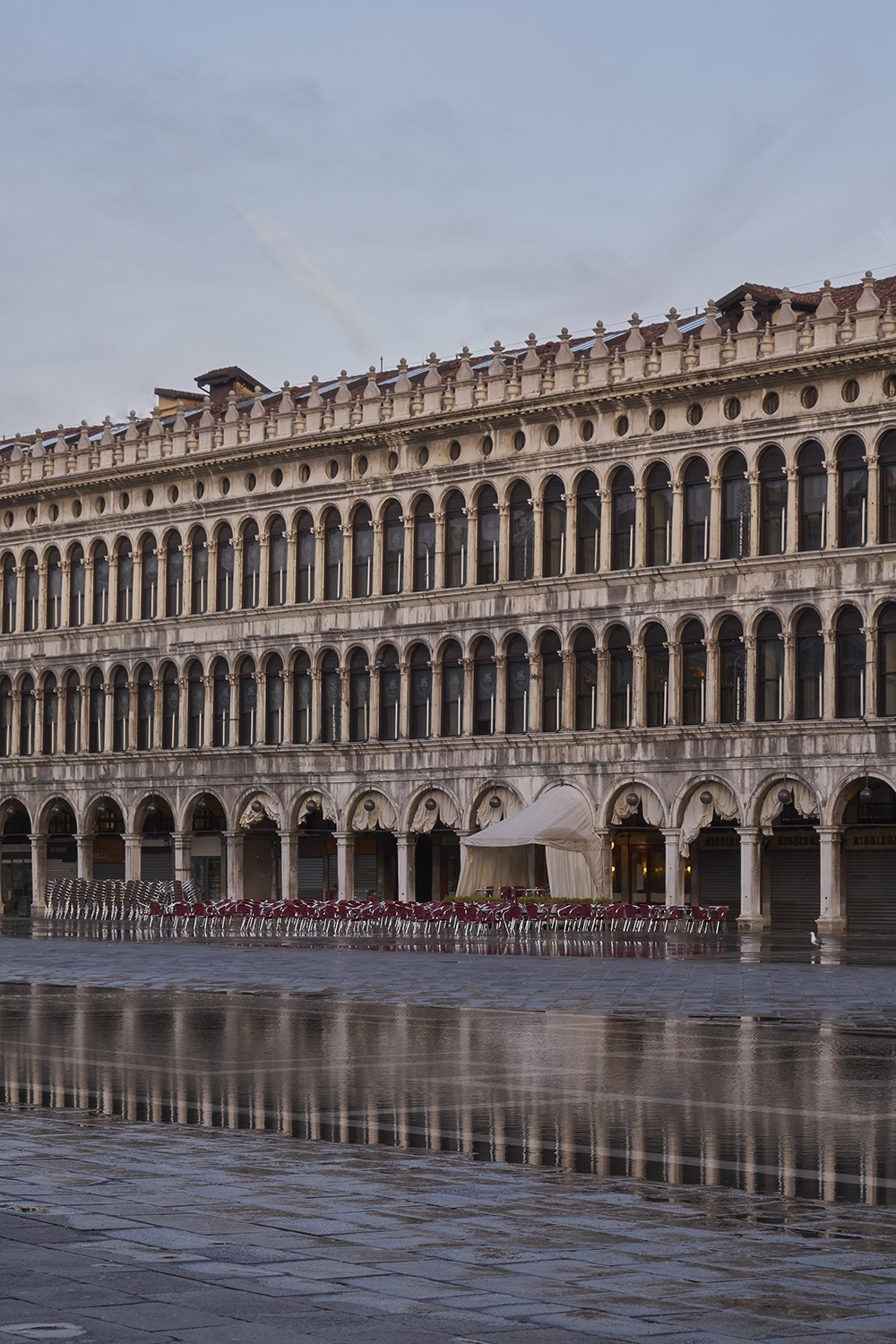 Philippe Starck leva fantasia a restaurante clássico em Veneza