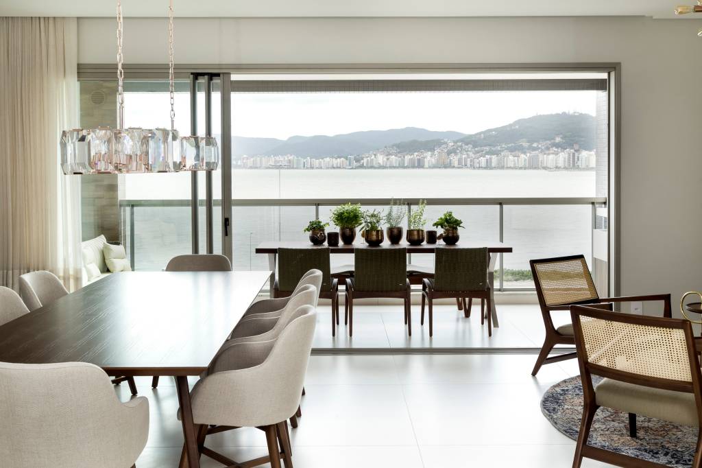 1-Apartamento em Florianópolis com décor neutro que valoriza a vista 1-Apartamento em Florianópolis com décor neutro que valoriza a vista