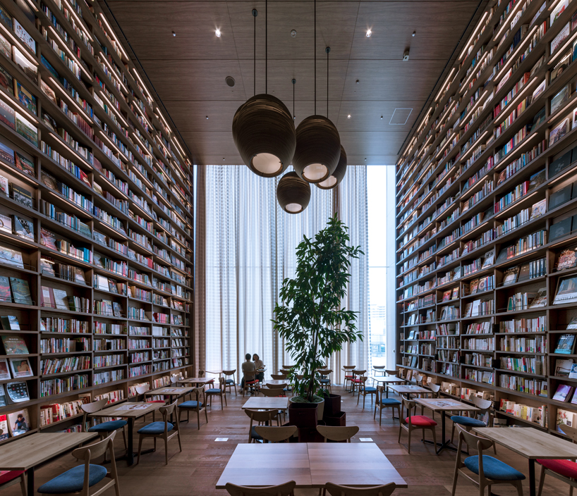 1-biblioteca-no-japao-com-pe-direito-alto-e-muita-madeira-no-decor 1-biblioteca-no-japao-com-pe-direito-alto-e-muita-madeira-no-decor