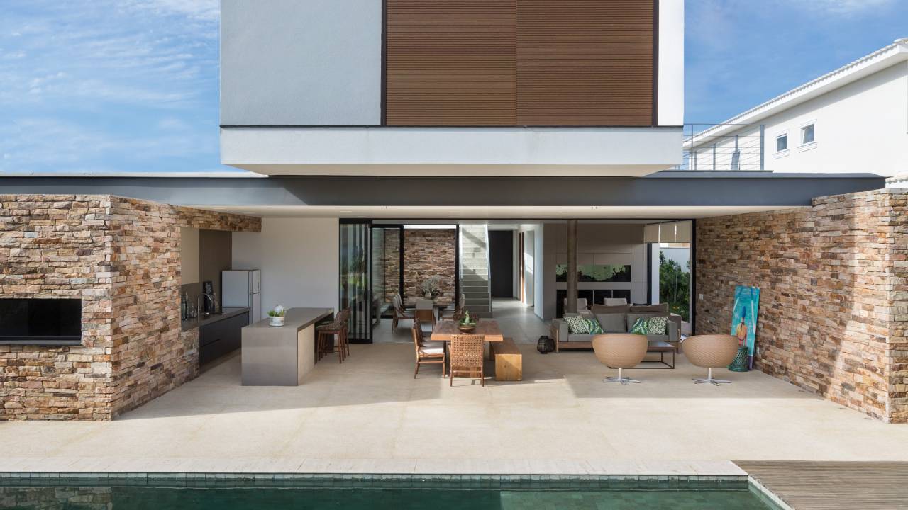 Casa em Campinas tem arquitetura minimalista e luz natural abundante