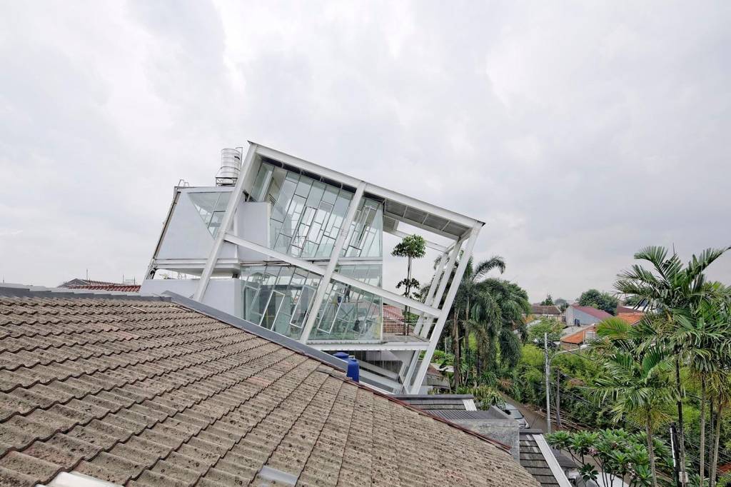 1-casa-inclinada-na-indonesia