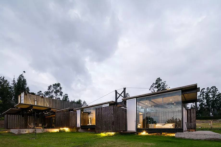 1-conteineres-compoem-casa-luxuosa-no-equador 1-conteineres-compoem-casa-luxuosa-no-equador