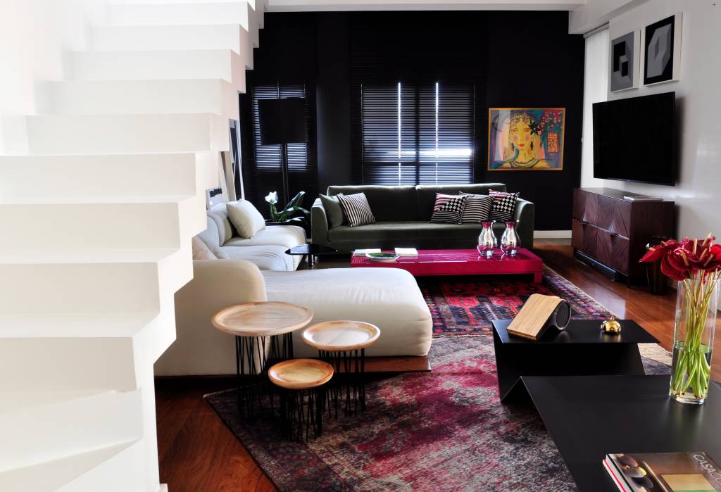 1-Cores vibrantes e móveis com design assinado guiaram o décor deste apê