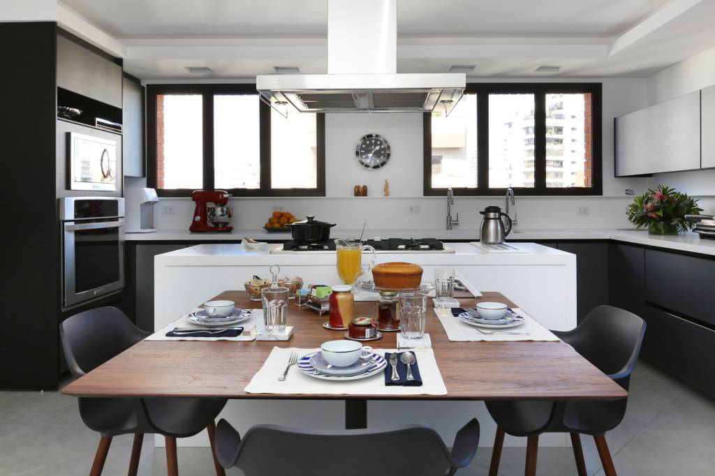 1-Cozinha com ilha central e mesa de jantar em área integrada