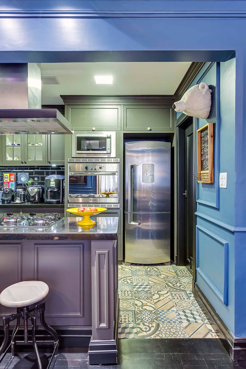 1- Cozinha com piso de ladrilho hidráulico e parede azul