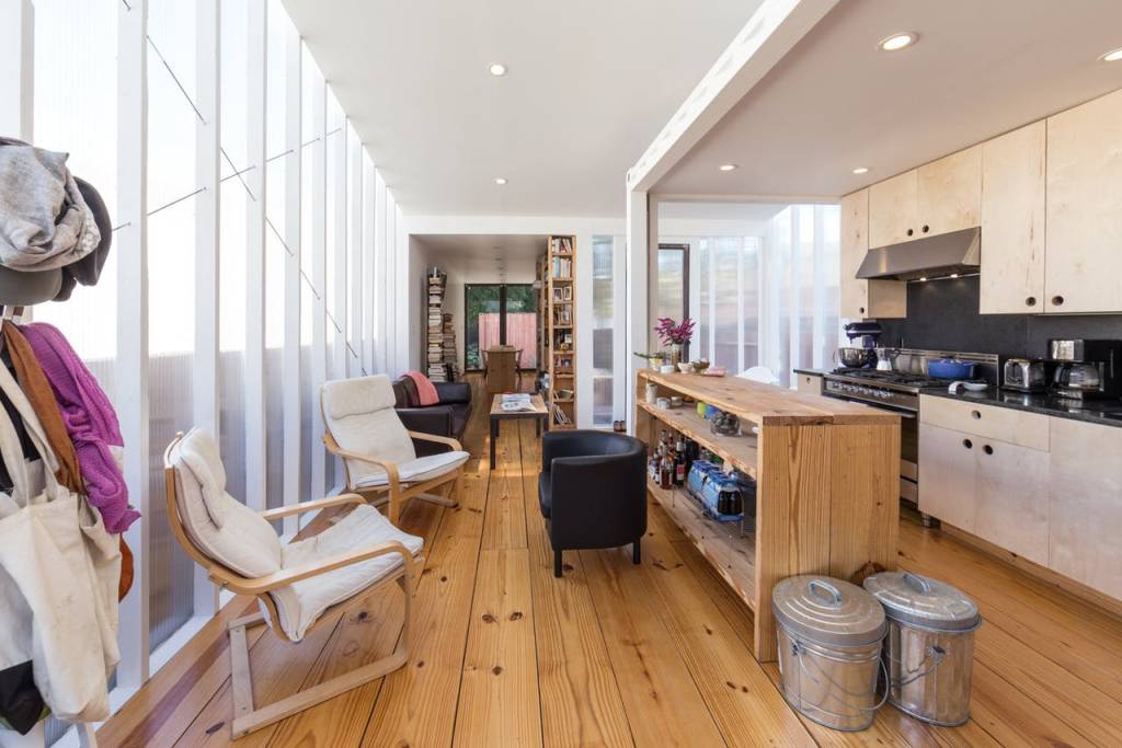 1-Cozinha, sala de estar e biblioteca integradas em casa-contêiner
