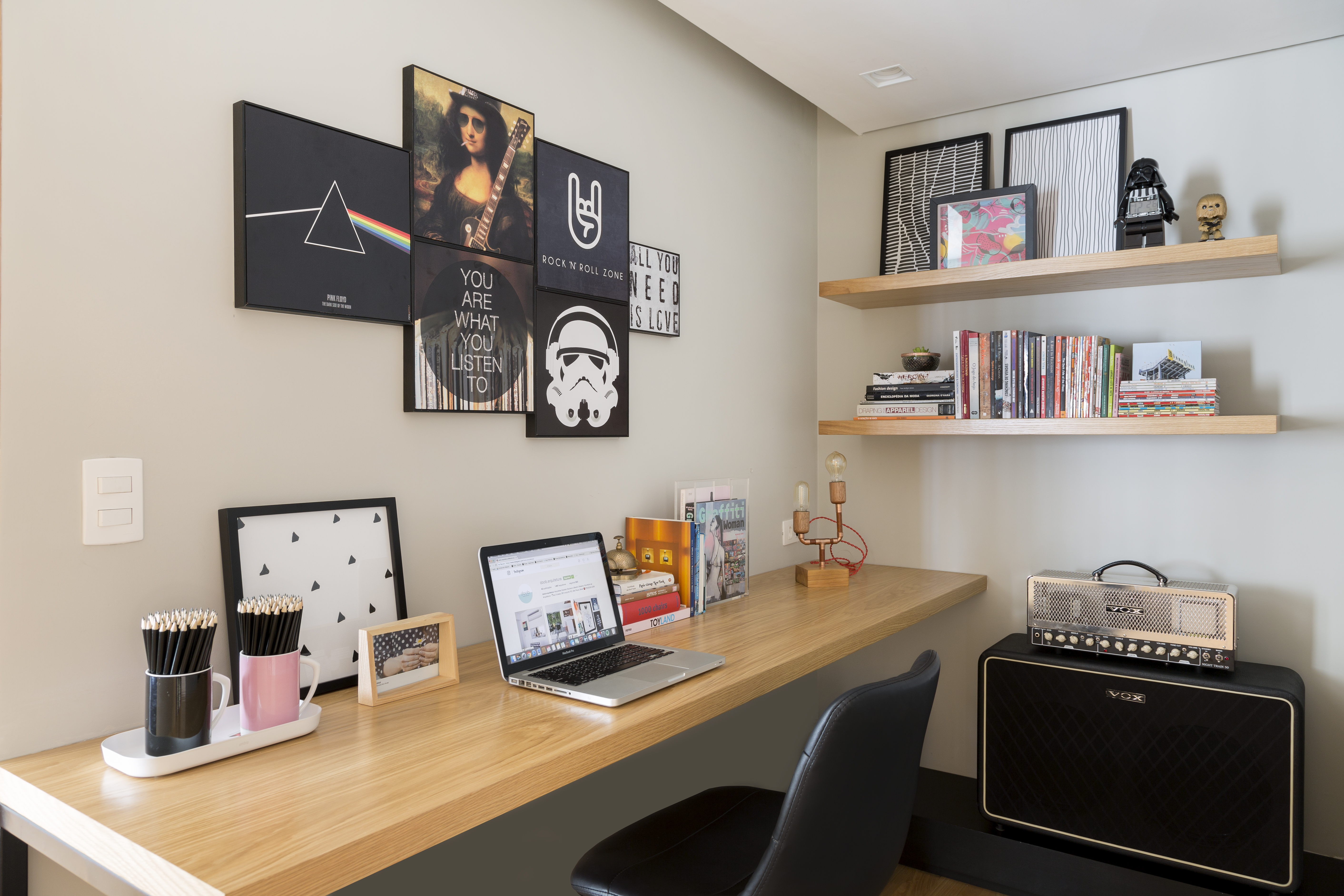 Home-office com décor inspirado no rock e influências geek | CLAUDIA