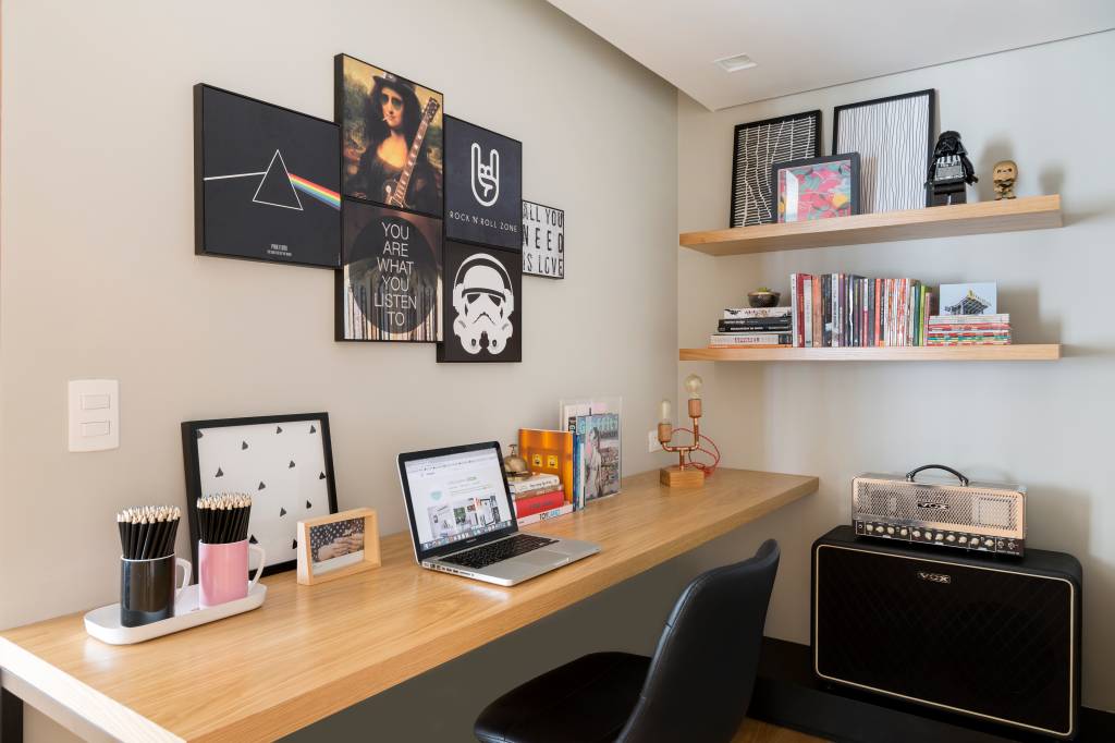 1-Home-office com décor inspirado no rock e influências geek