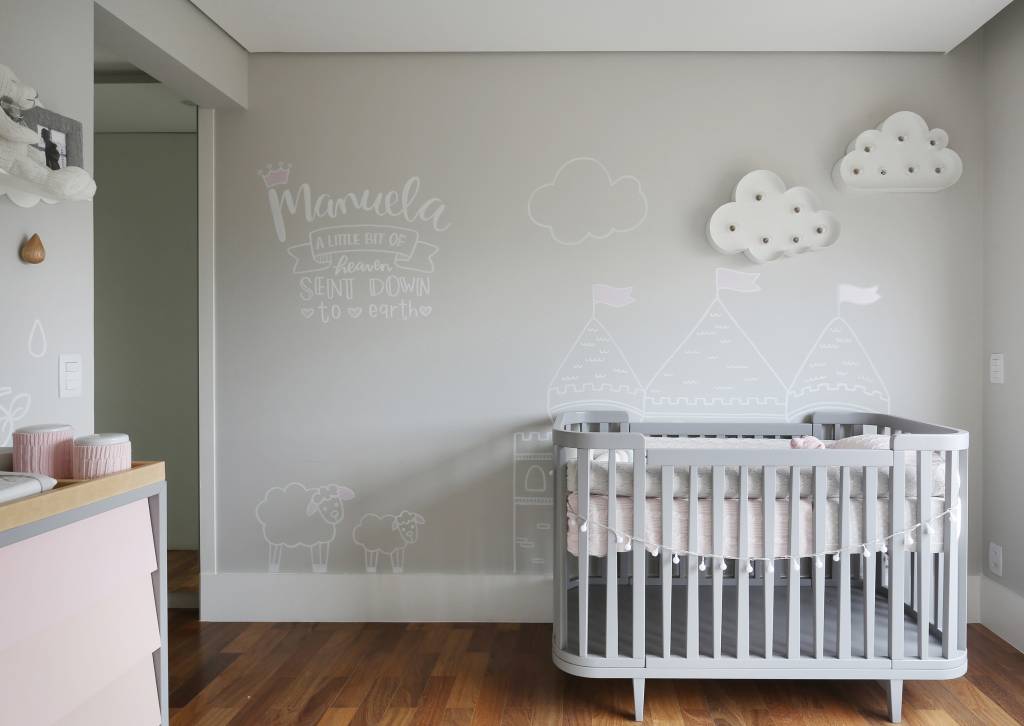 1-Quarto de bebê clean com desenhos na parede