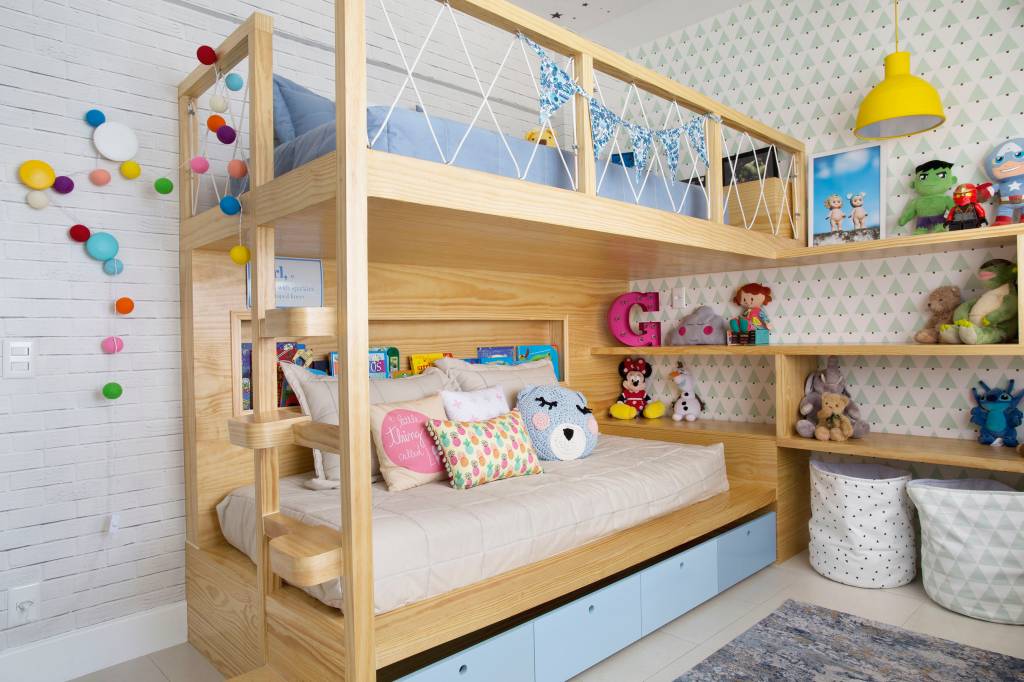 1-Quarto infantil tem mix de três papéis de parede no décor