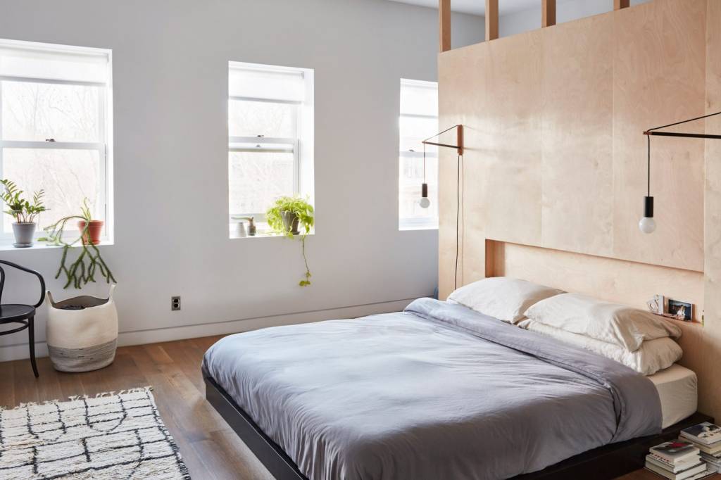1-Quarto minimalista com cabeceira que esconde o closet