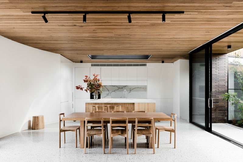 1-Sala de jantar com teto de madeira e claraboia