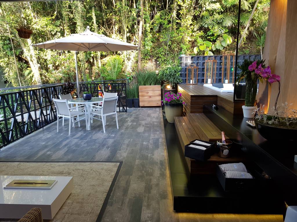 1-Terraço com jacuzzi e pequeno living com lareira