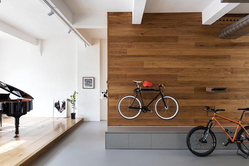 10-apartamento-mescla-estilo-escandinavo-e-industrial-suportes-para-bicicletas