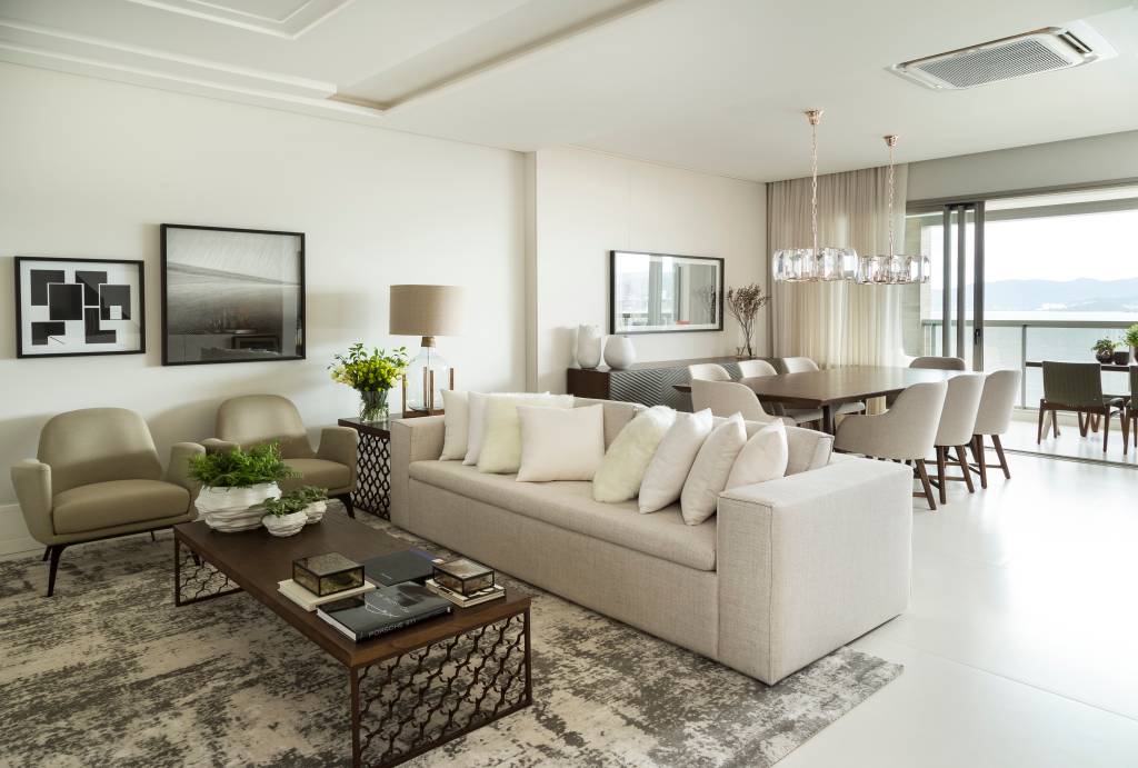 2-Apartamento em Florianópolis com décor neutro que valoriza a vista