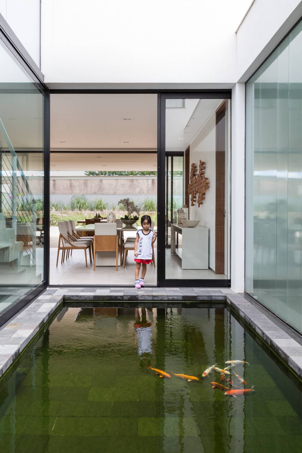 2-Casa em Campinas tem arquitetura minimalista e luz natural abundante