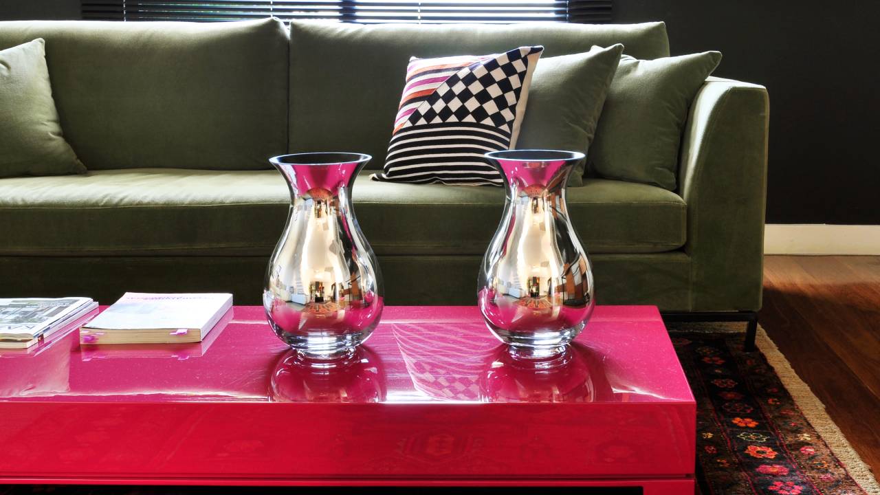 Cores vibrantes e móveis com design assinado guiaram o décor deste apê