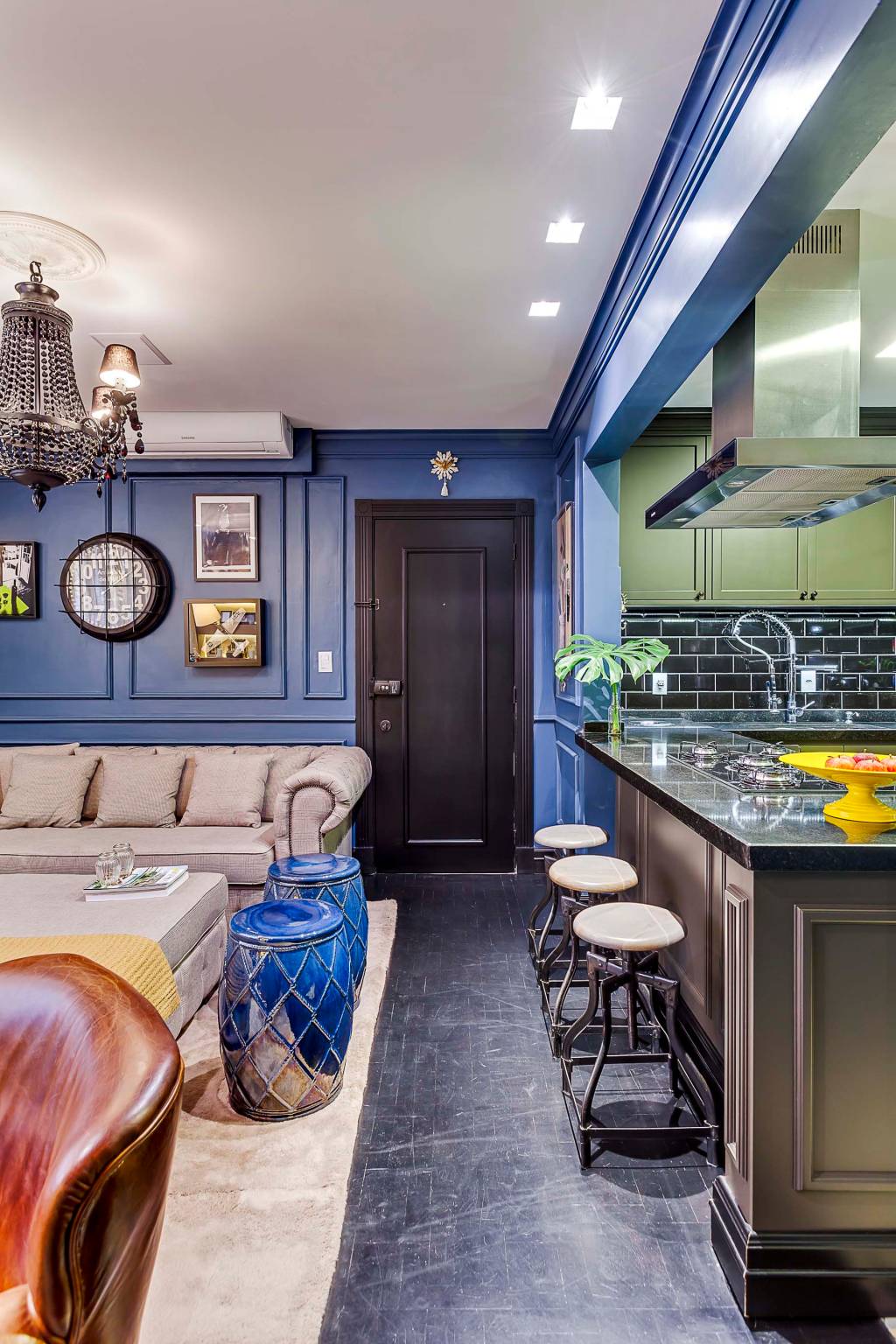 2- Cozinha com piso de ladrilho hidráulico e parede azul