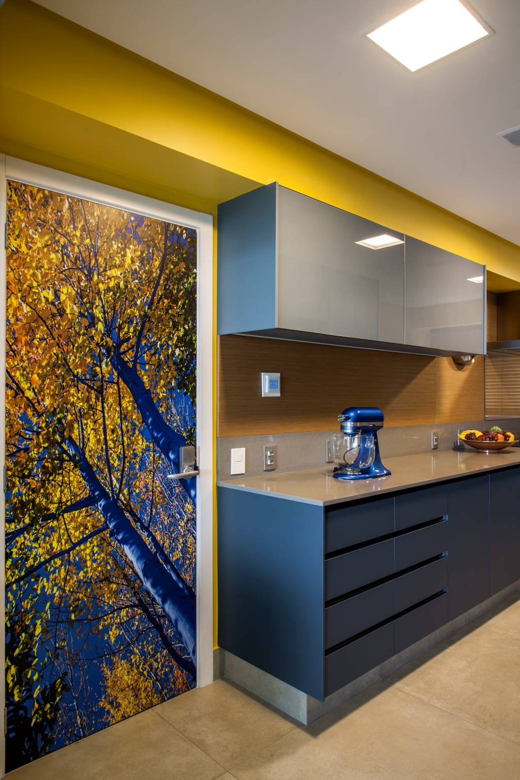 2-cozinha-com-tons-vibrantes-de-azul-e-amarelo 2-cozinha-com-tons-vibrantes-de-azul-e-amarelo