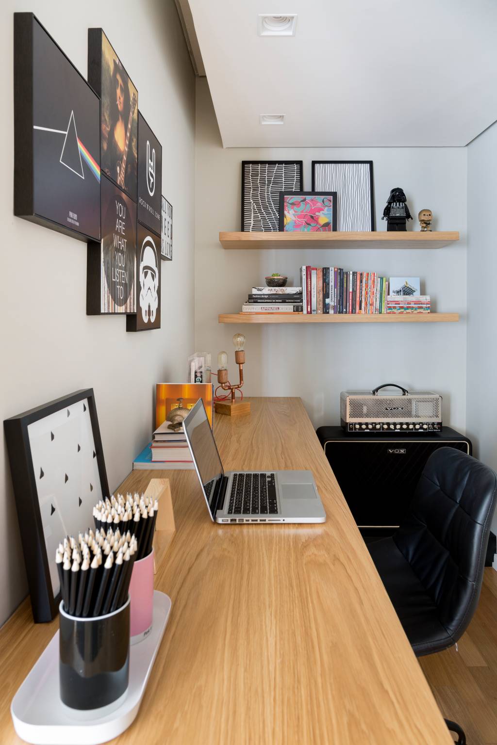 2-Home-office com décor inspirado no rock e influências geek