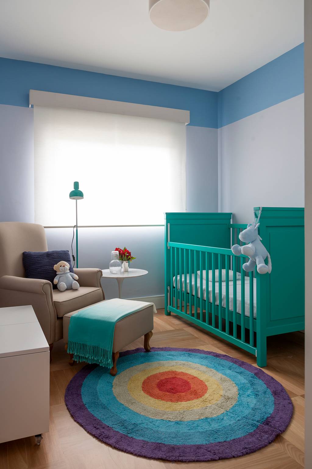 2-inspiracao-do-dia-quarto-de-bebe-iluminado-e-moderno