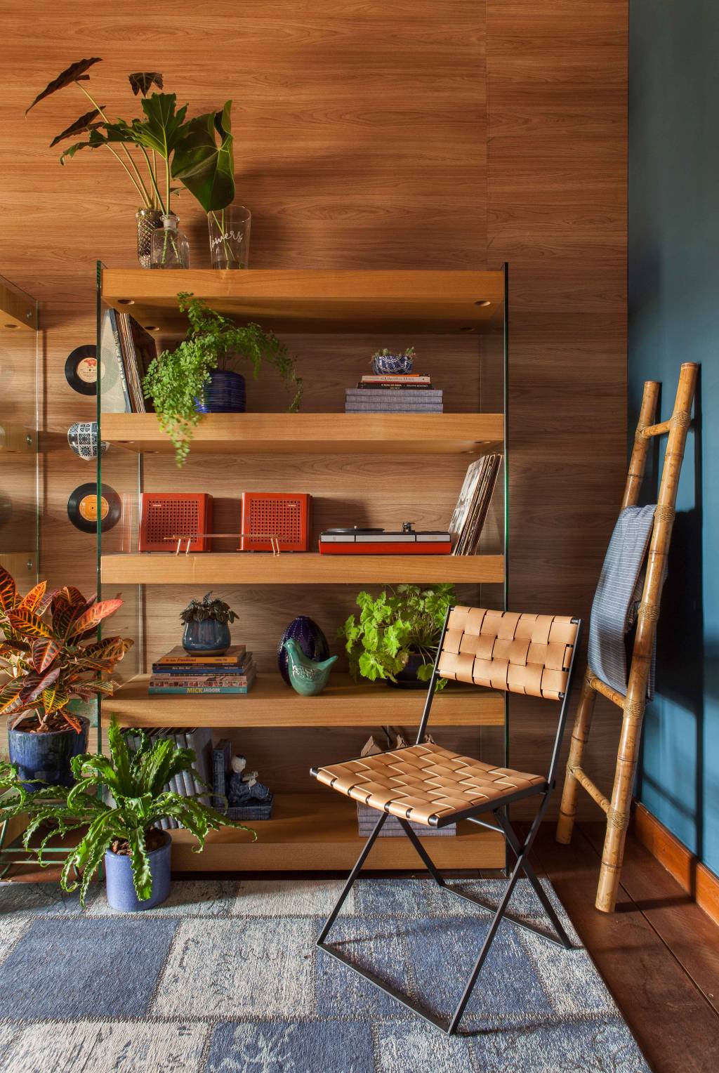 2-Living celebra a música e a natureza com décor colorido