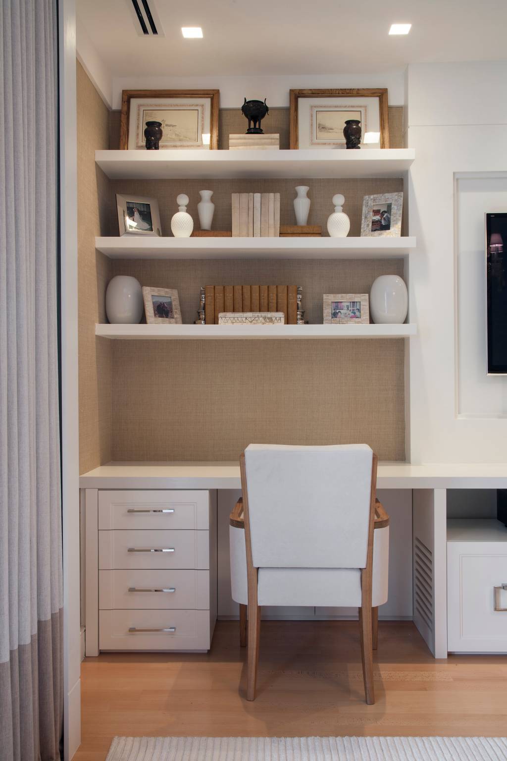 2-Quarto com tons claros e décor sofisticado