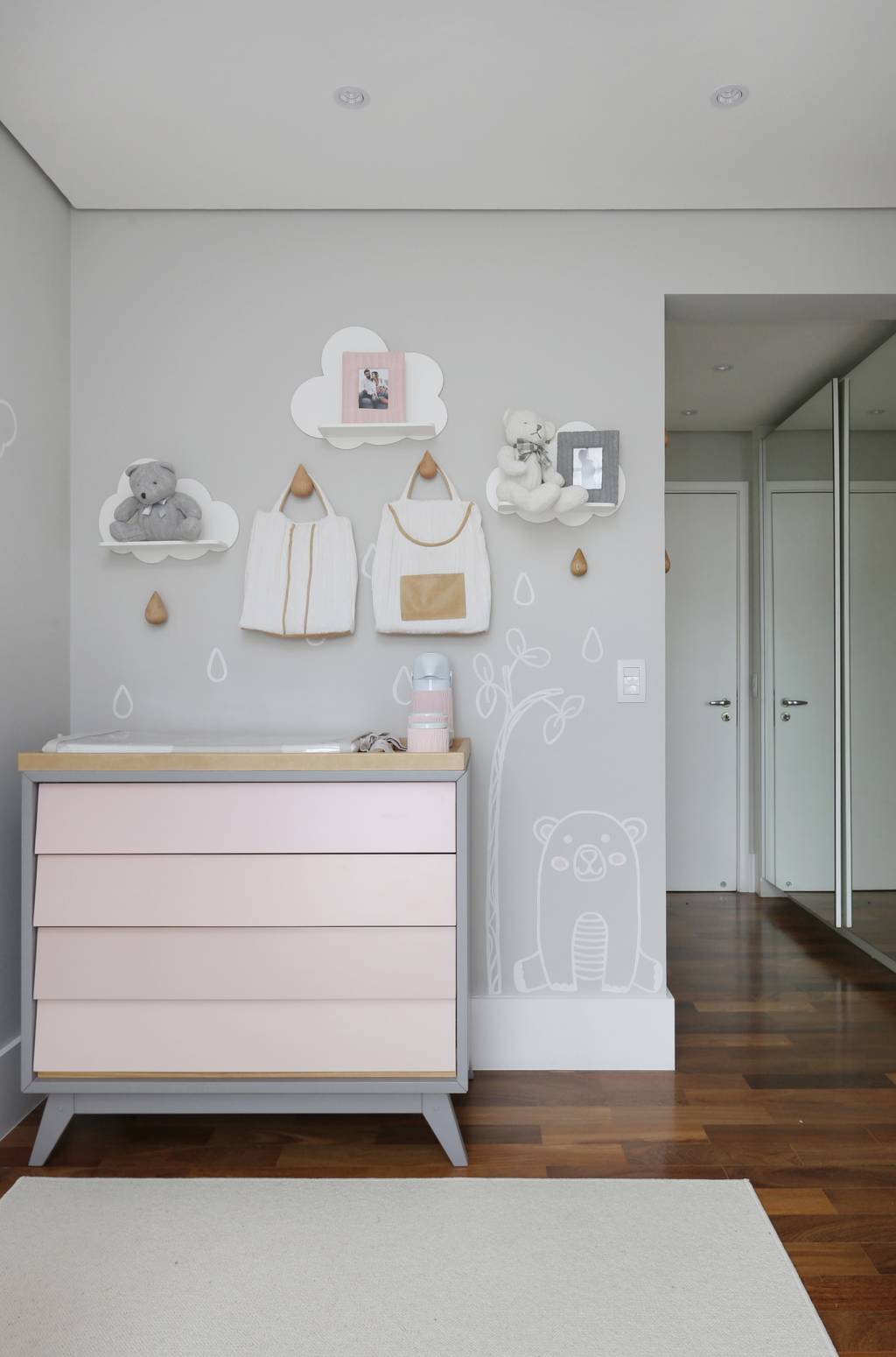 2-Quarto de bebê clean com desenhos na parede