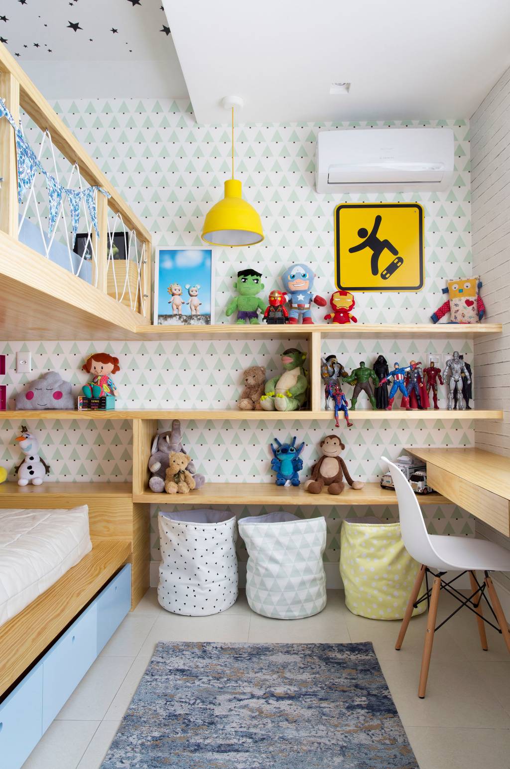 2-Quarto infantil tem mix de três papéis de parede no décor