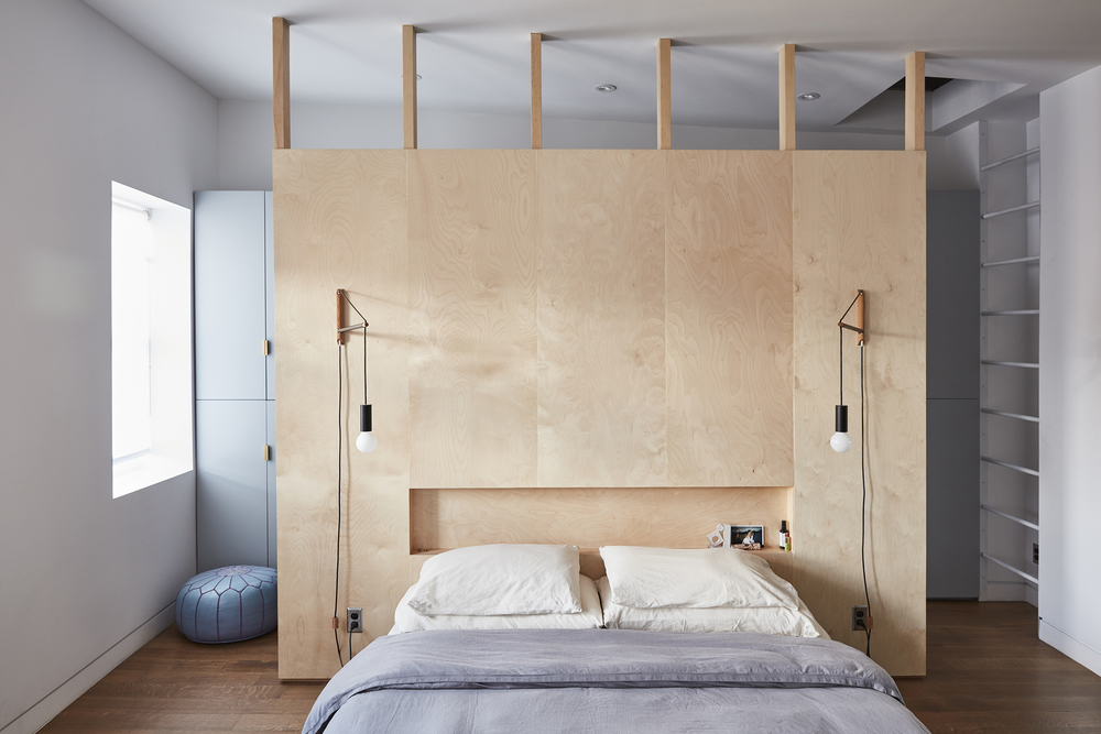 2-Quarto minimalista com cabeceira que esconde o closet