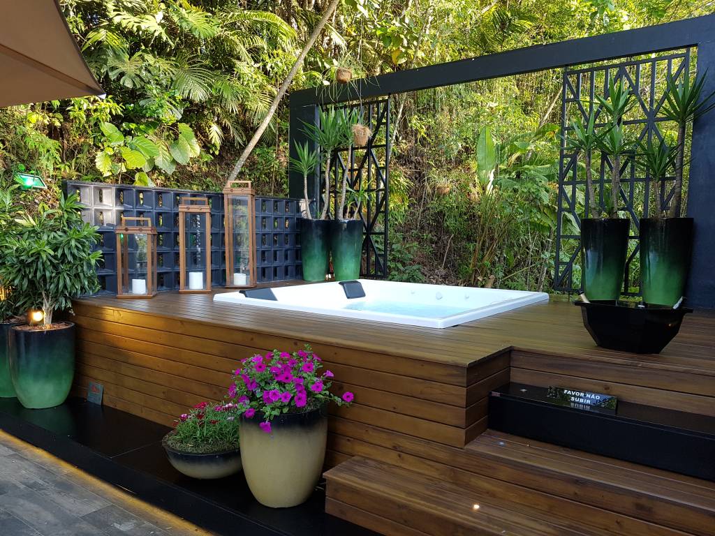 2-Terraço com jacuzzi e pequeno living com lareira