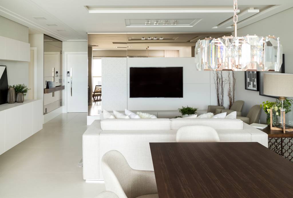 3-Apartamento em Florianópolis com décor neutro que valoriza a vista