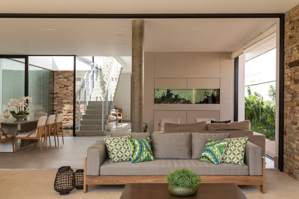 3-Casa em Campinas tem arquitetura minimalista e luz natural abundante