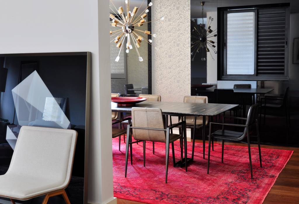 3-Cores vibrantes e móveis com design assinado guiaram o décor deste apê