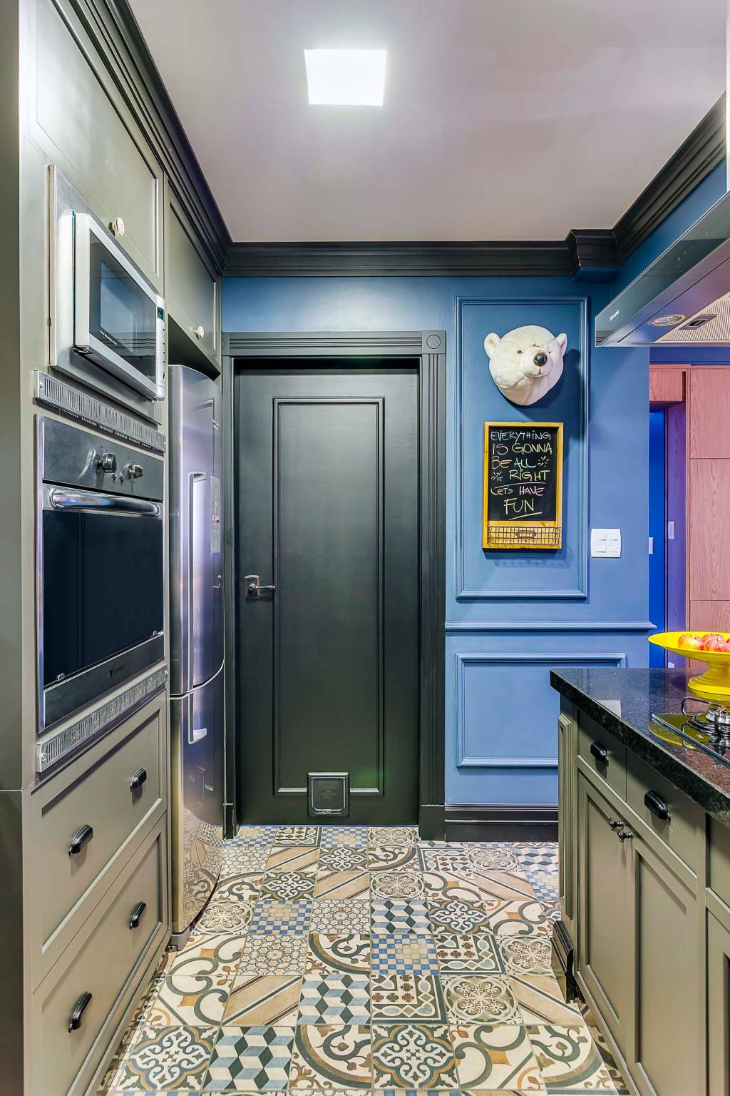 3- Cozinha com piso de ladrilho hidráulico e parede azul
