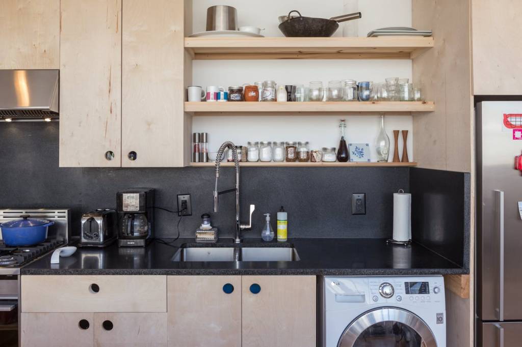 3-Cozinha, sala de estar e biblioteca integradas em casa-contêiner