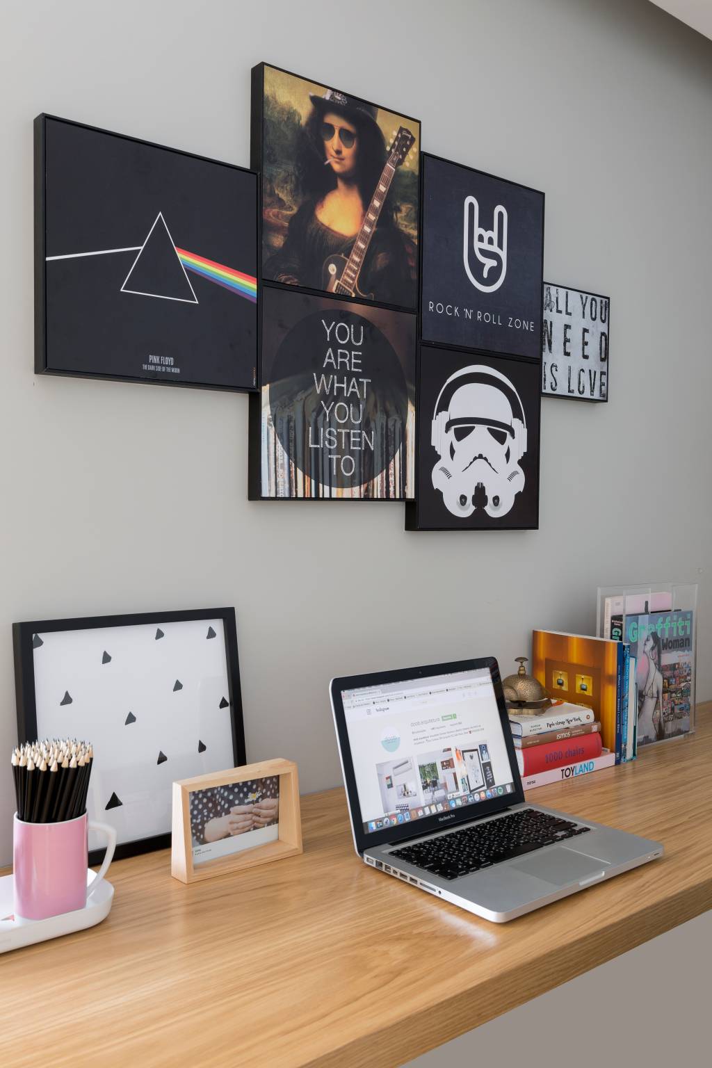 3-Home-office com décor inspirado no rock e influências geek