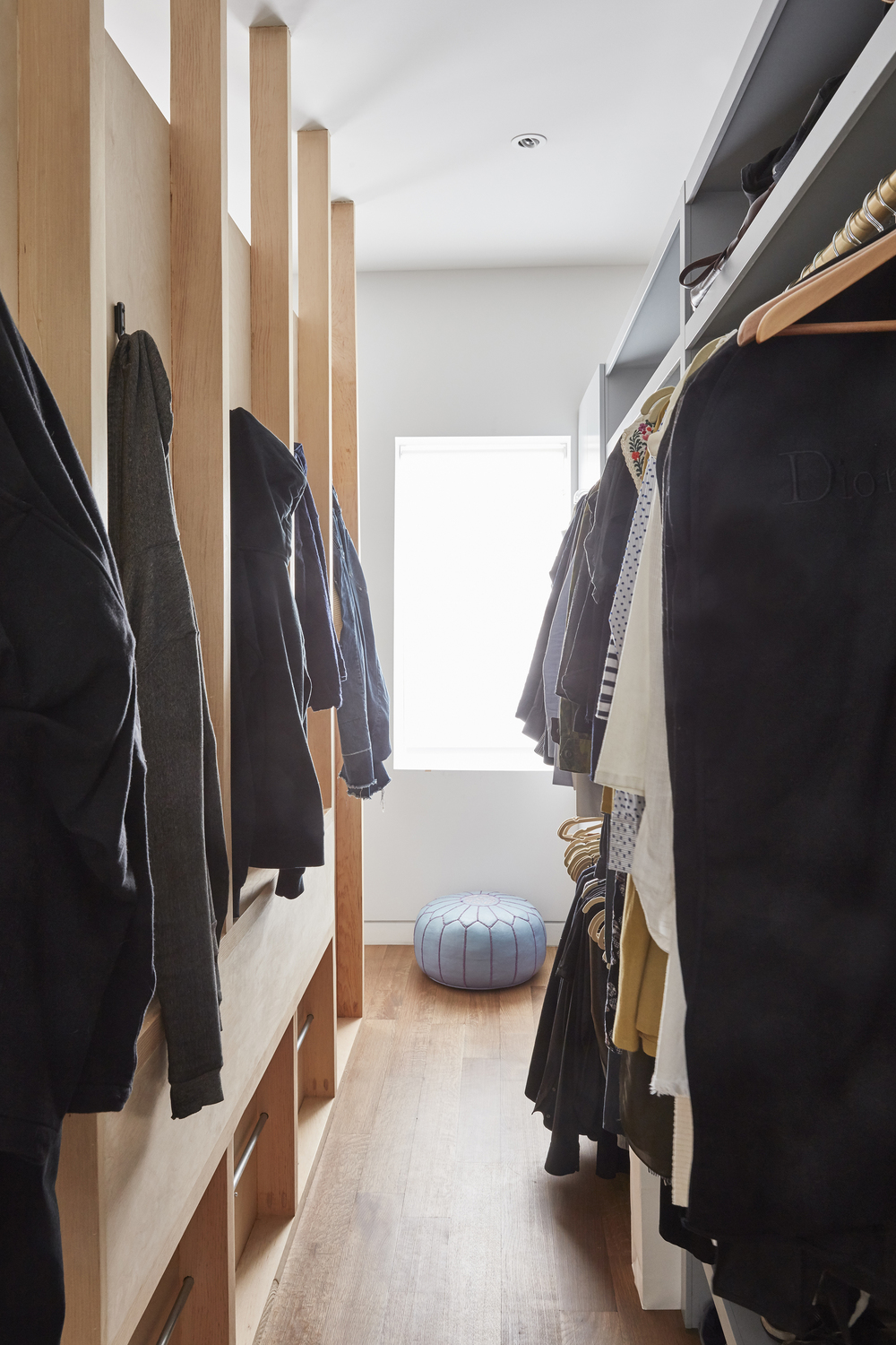 3-Quarto minimalista com cabeceira que esconde o closet