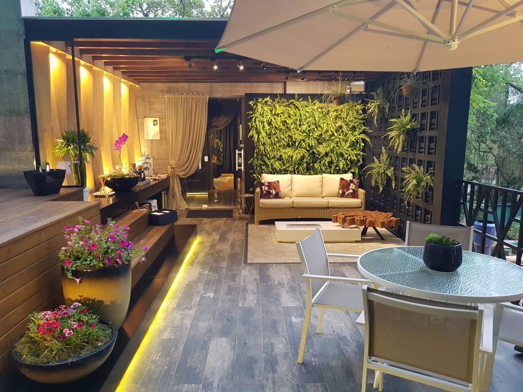 3-Terraço com jacuzzi e pequeno living com lareira
