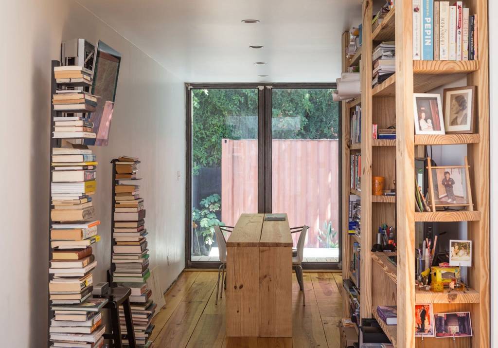 4-Cozinha, sala de estar e biblioteca integradas em casa-contêiner