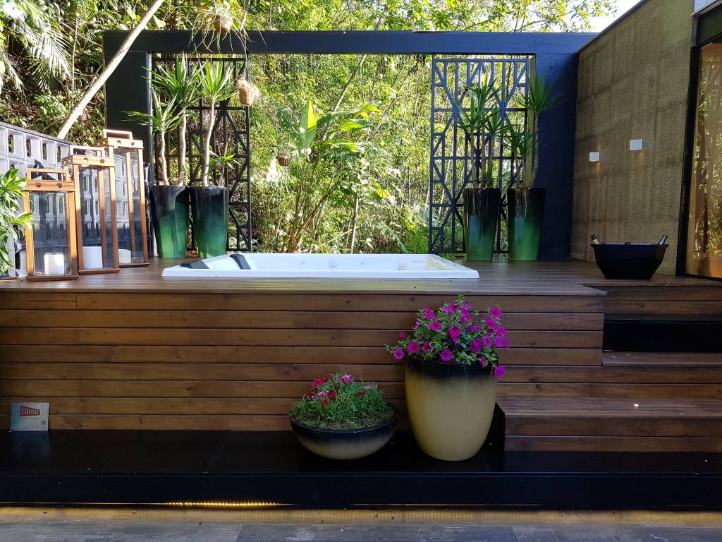 4-Terraço com jacuzzi e pequeno living com lareira