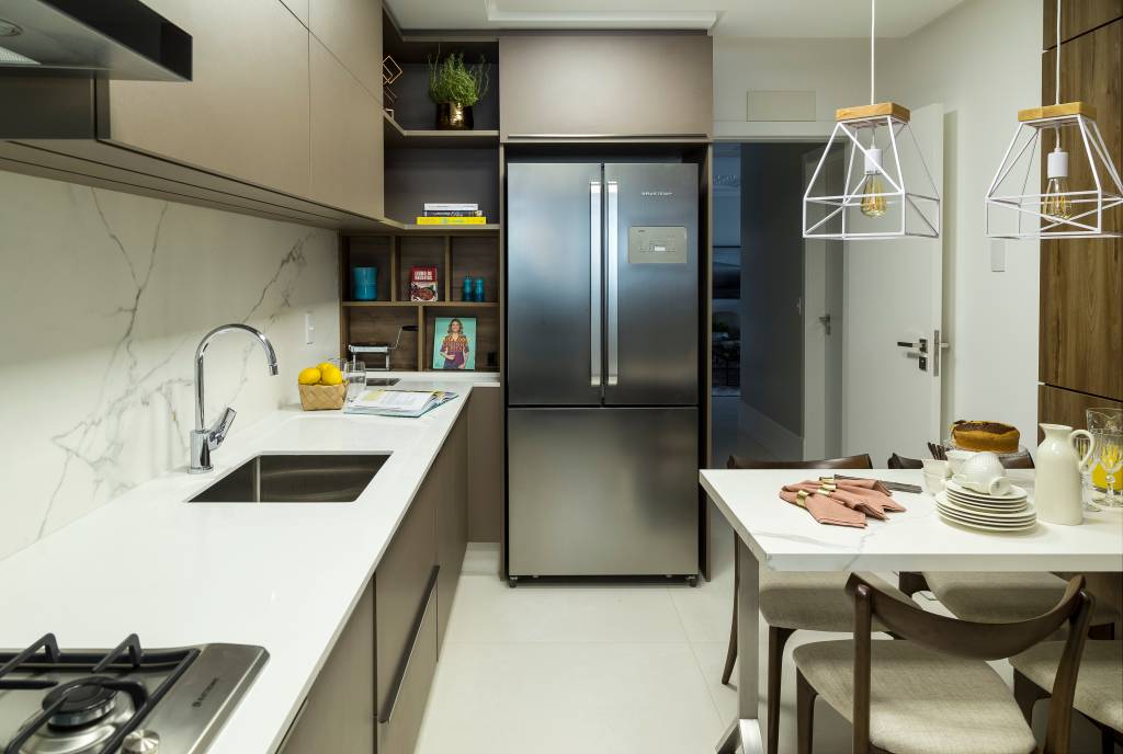 5-Apartamento em Florianópolis com décor neutro que valoriza a vista