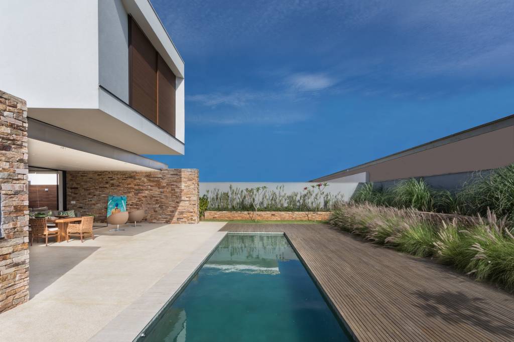 5-Casa em Campinas tem arquitetura minimalista e luz natural abundante