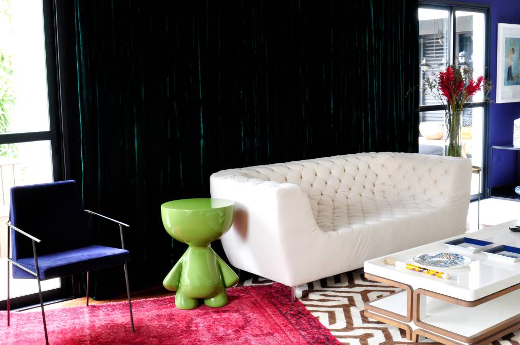 5-Cores vibrantes e móveis com design assinado guiaram o décor deste apê 5-Cores vibrantes e móveis com design assinado guiaram o décor deste apê