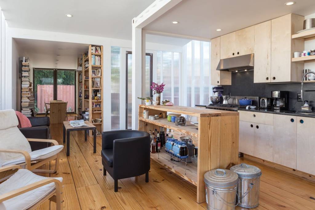 5-Cozinha, sala de estar e biblioteca integradas em casa-contêiner