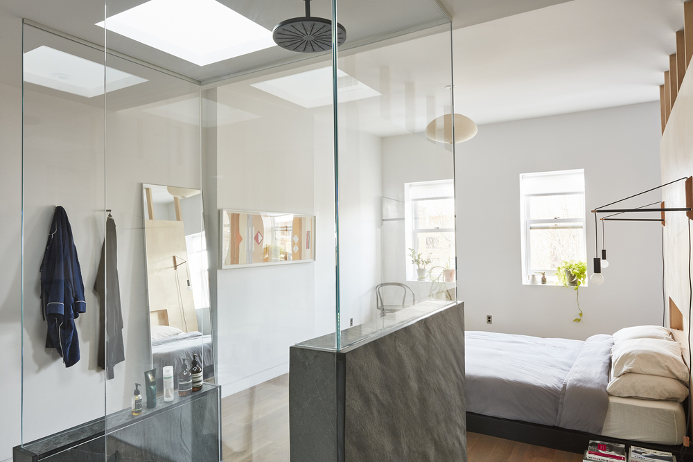 5-Quarto minimalista com cabeceira que esconde o closet