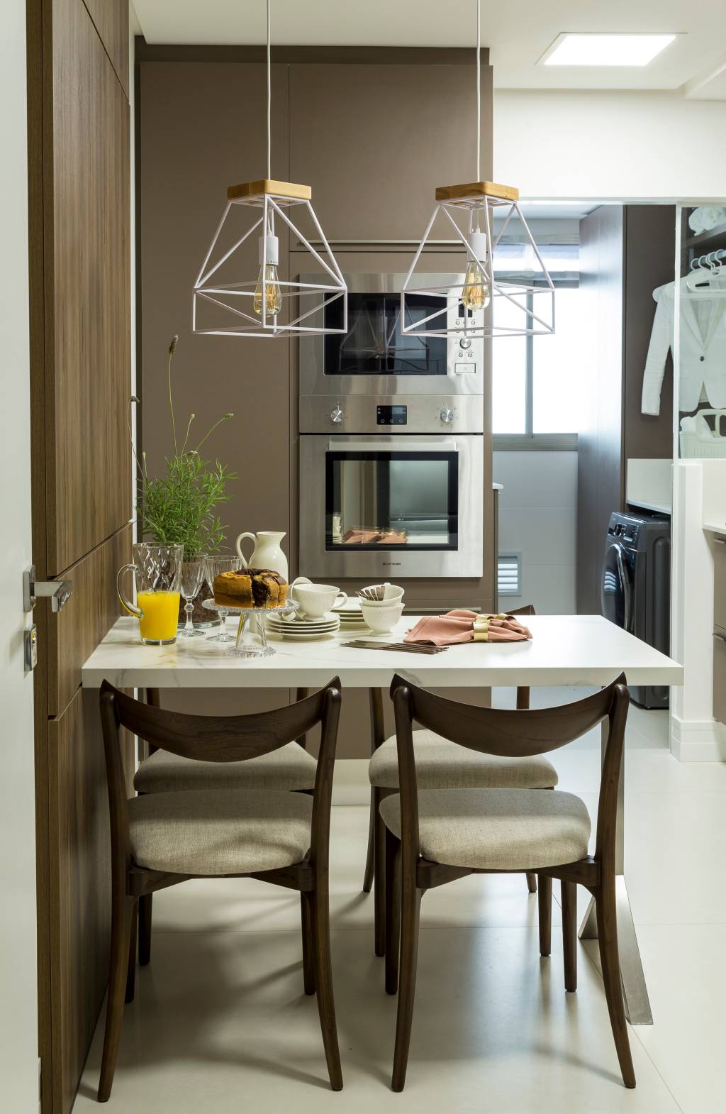 6-Apartamento em Florianópolis com décor neutro que valoriza a vista