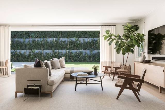 6-casa-em-beverly-hills-com-paleta-de-cores-neutra-pecas-de-design-sala-de-estar